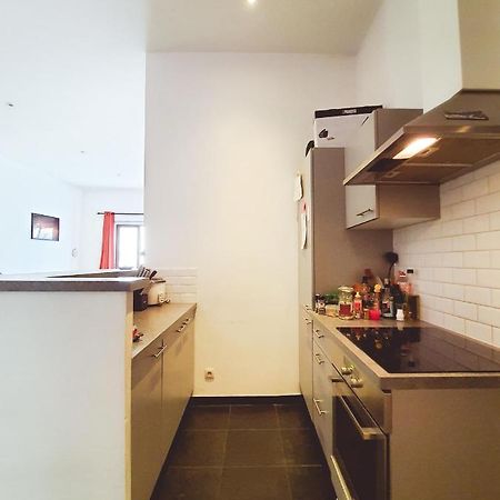 בריסל Room At Chicken'S Shared Appartment מראה חיצוני תמונה